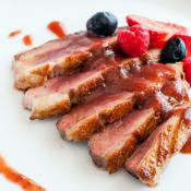 Petto d'anatra con frutti di bosco