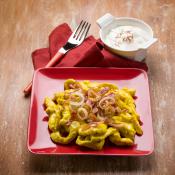 Pollo con salsa allo zafferano e pancetta croccante