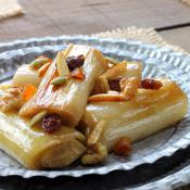 Porri caramellati con frutta secca