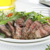 Tagliata di manzo con rucola e pomodorini
