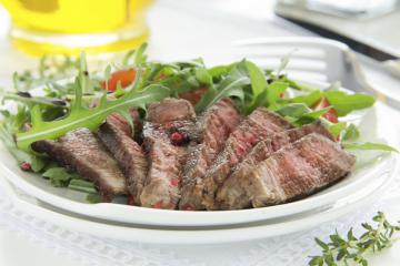 Tagliata di manzo con rucola e pomodorini