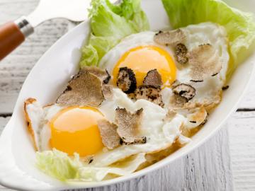 Uova fritte con scaglie di scorzone
