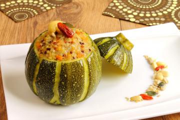 Zucchine tonde con quinoa e verdure